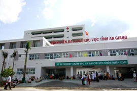 Cấp cứu thành công bé trai 20 tháng tuổi nuốt sợi dây chuyền dài 15 cm
