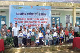 Đak Pơ: Khám bệnh, phát thuốc miễn phí và tặng quà cho trẻ em nghèo