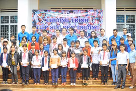 Chi đoàn Báo Gia Lai: Trao 30 suất học bổng cho học sinh nghèo vượt khó