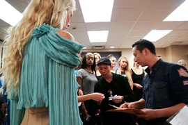 Áo dài dát vàng Việt Nam nói không với mẫu gầy "trơ xương"