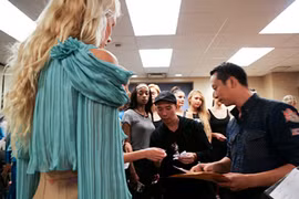 Áo dài dát vàng Việt Nam nói không với mẫu gầy "trơ xương"