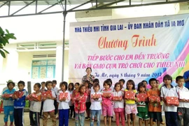 Tặng quà cho thiếu nhi vùng biên giới Ia Mơr