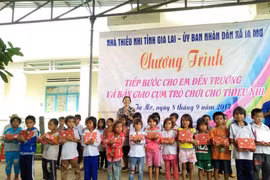 Tặng quà cho thiếu nhi vùng biên giới Ia Mơr