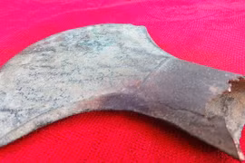 Phát hiện rìu đồng, rìu đá trên sông Quàng nghi có niên đại 2000-3000 năm