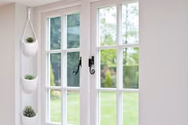 Những khung cửa sổ đẹp hút hồn nhờ chậu cây đầy sức sống