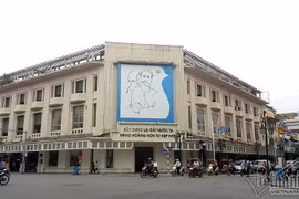 Bức tranh 40 năm tuổi treo ở góc phố đẹp nhất Thủ đô