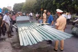 Tông phải xích lô, người đi xe máy bị tôn cứa cổ tử vong