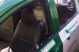 Côn đồ xả súng vào xe taxi, 3 người trúng đạn