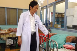 Cụ ông bị cán dù đâm thủng bụng, ​bàng quang