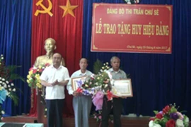 Trao tặng Huy hiệu Đảng cho đảng viên ở Chư Sê, Kbang, Đức Cơ