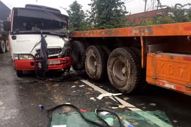 Ô tô khách va chạm 2 xe đầu kéo trên quốc lộ, tài xế gãy chân