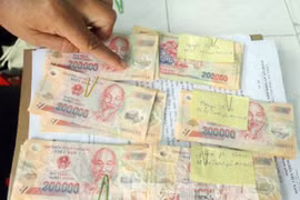 Mẹ vợ bị bắt vì sử dụng tiền giả, con rể ra đầu thú