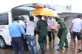 Thuê tàu cao tốc đưa sản phụ vượt sóng gió vào đất liền 'vượt cạn'