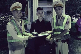 CSGT trả lại cặp chứa kim cương cho người đánh rơi