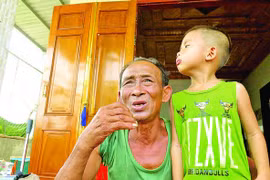 Người cựu binh già giúp dân trong bão