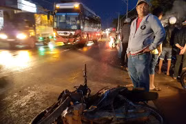 Xe máy đối đầu xe khách, 1 người tử vong