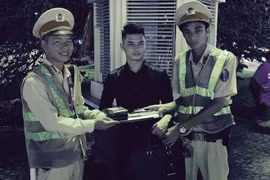 CSGT trả lại cặp chứa kim cương cho người đánh rơi