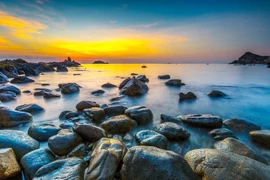 Quy Nhơn trời xanh, biển lặng, gió mơn man...