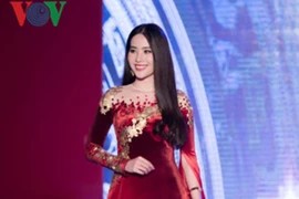 Nam Em thướt tha trên sàn catwalk với bộ áo dài trị giá 20.000 USD