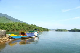 Cận cảnh hồ nước nhân tạo đẹp bậc nhất xứ Huế