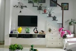 "Biến" sân gạch chỉ 30 m² trước nhà thành vườn hoa lan rực rỡ