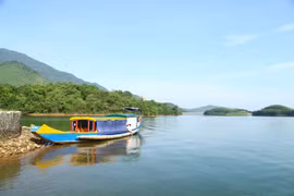 Cận cảnh hồ nước nhân tạo đẹp bậc nhất xứ Huế