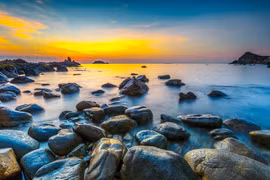 Quy Nhơn trời xanh, biển lặng, gió mơn man...