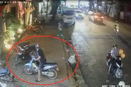 Bất ngờ với đôi nam nữ chở trẻ em trộm xe máy trên phố