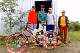 Tặng 4 xe đạp cho học sinh thuộc diện gia đình đặc biệt khó khăn tại xã Ia Ka
