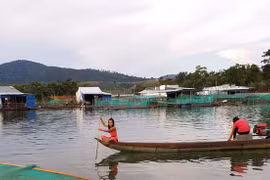 Xóm chài trên hồ Sê San