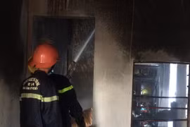 Cháy nhà 2 tầng, 4 người thoát chết trong gang tấc