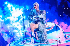 Katy Perry diện ba thiết kế của Công Trí trong tour diễn