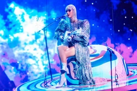 Katy Perry diện ba thiết kế của Công Trí trong tour diễn