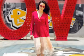 Trà Ngọc Hằng phối màu đa sắc với thời trang đường phố