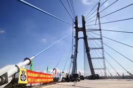 Hợp long cầu dây văng lớn thứ 2 bắc qua Sông Hậu