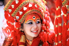 Bé gái 3 tuổi thành "nữ thần sống" và những góc khuất phía sau