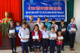 Trao học bổng cho học sinh khuyết tật, mồ côi, nghèo hiếu học tại khu vực Đông Gia Lai