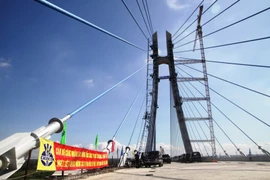 Hợp long cầu dây văng lớn thứ 2 bắc qua Sông Hậu