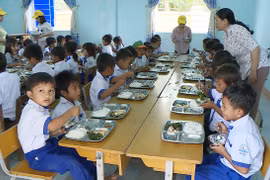 Trường bán trú dân nuôi: Hiệu quả, nhân văn