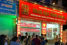 NÓNG: Cướp tiệm vàng tại Hà Nội, nghi phạm vẫn đang lẩn trốn