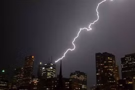 Dựng tóc gáy với tia sét dài kỷ lục 700 km