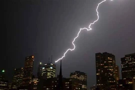 Dựng tóc gáy với tia sét dài kỷ lục 700 km