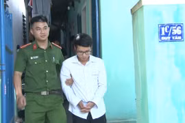 Tài xế taxi hóa "người nhện" leo nhà cao tầng trộm tiền gây hoang mang