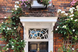 Trang trí cửa nhà bằng hoa đẹp mơ màng theo phong cách London