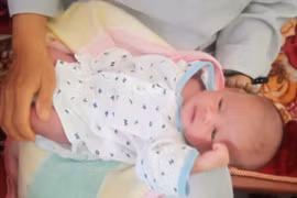 Tp Pleiku: Bé gái sơ sinh bị bỏ rơi bên lề đường