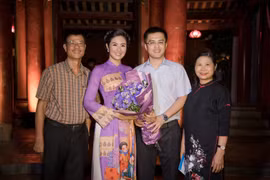 Ngắm vẻ đẹp của Hoa hậu Ngọc Hân với tà áo dài truyền thống