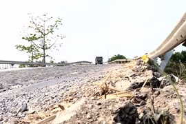 Đường vào cầu Quý Đức xuống cấp: Nguy cơ tai nạn giao thông