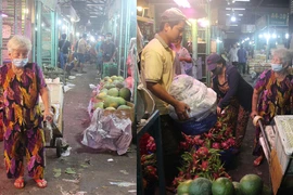 'Con tui đứa nào cũng khổ, tui đi làm còn có đồng ra đồng vô đỡ cho con cái'