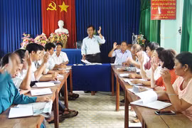 Đảng viên đương chức phải giữ mối liên hệ với cấp ủy nơi cư trú