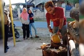 Bị liên đoàn bỏ rơi, nhiều ngôi sao bóng đá Indonesia ra đường bán hàng rong